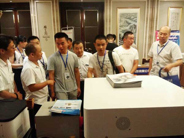 直讀光譜儀產(chǎn)品一出場就吸引了眾多鑄造行業(yè)專家的目光。