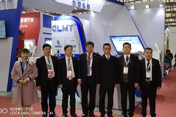 中國鑄造協(xié)會張志勇秘書長（右起三）、劉樹生主任（右起四）