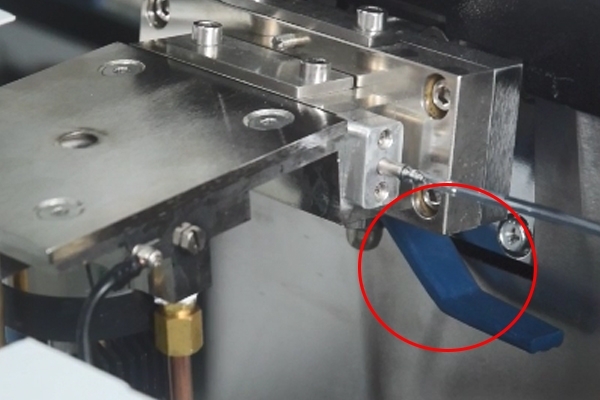 清洗透鏡拿出來前，一定要關(guān)閉球閥，否則造成真空倒吸